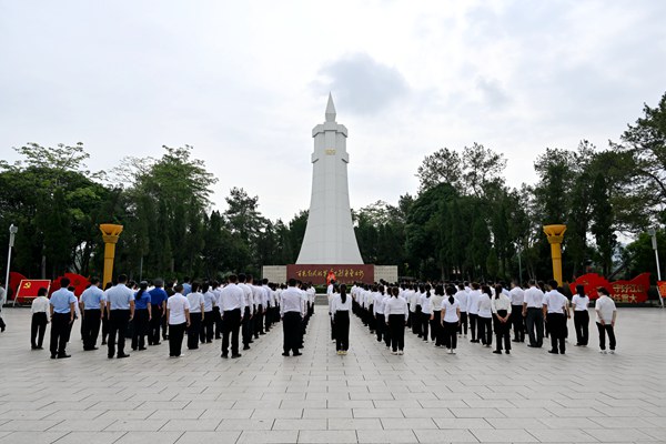 在百色起義紀(jì)念碑前向革命烈士敬獻(xiàn)了花籃，肅立默哀.JPG