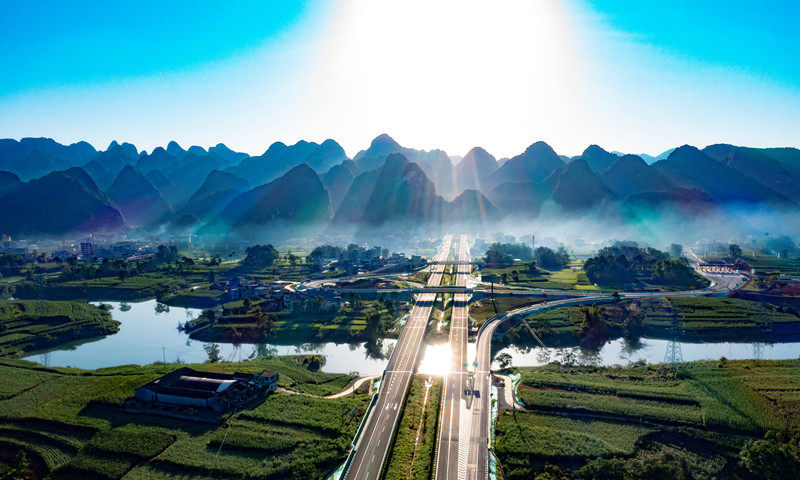 都巴高速——澄江互通。人民網(wǎng) 王功孝攝