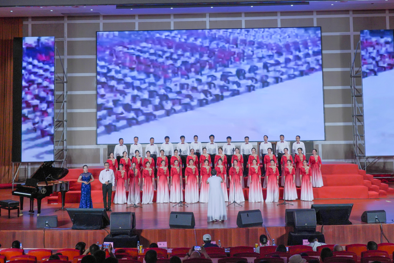 宣傳口表演隊同唱《不忘初心》。唐廣東攝