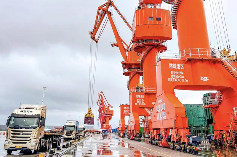 北部灣港防城港區(qū)正在進(jìn)行“直裝直提”作業(yè)。北部灣港防城港碼頭有限公司供圖）