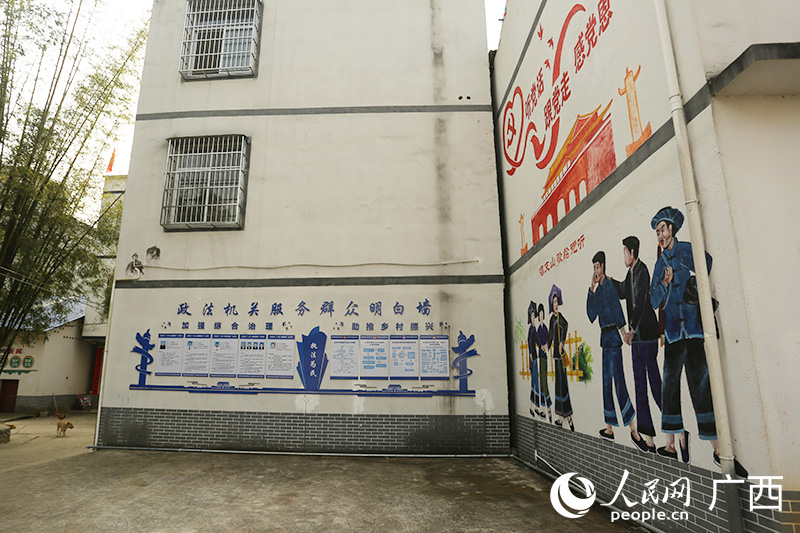 法治觀念深入村民心中。人民網(wǎng) 覃心攝