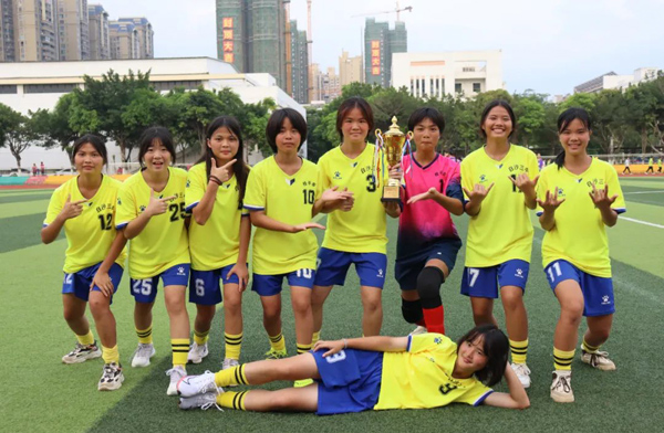 白沙三中女子足球隊參加貴港市第七屆中學生足球聯(lián)賽獲得季軍后歡慶。白沙三中供圖