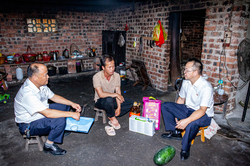 圖為入戶走訪幫扶戶。梁愛黨攝