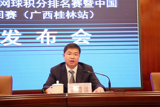 灌陽縣委副書記、縣長孫清洪答記者問。