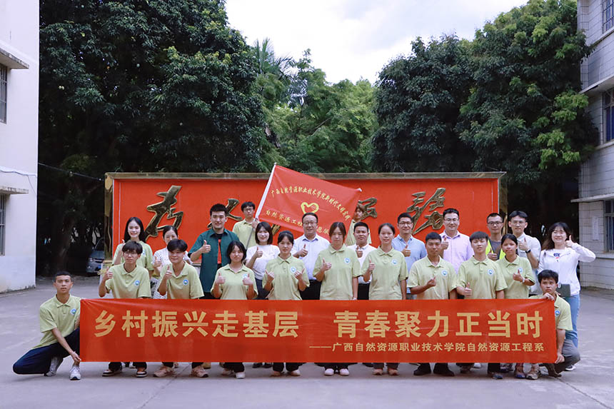 實(shí)踐團(tuán)的老師和同學(xué)們合影留念。賀鵬飛攝