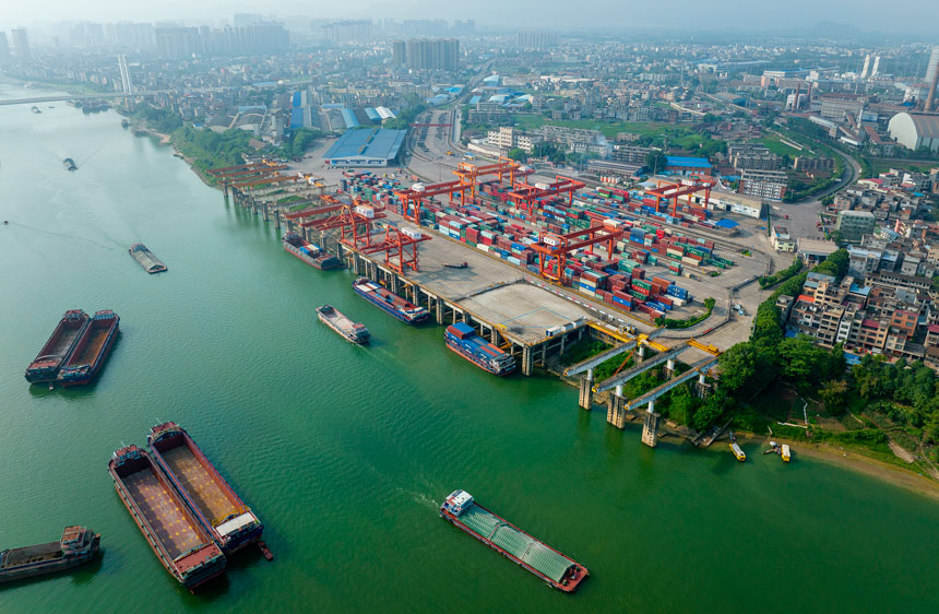 繁忙的貴港碼頭一角。張學(xué)攝