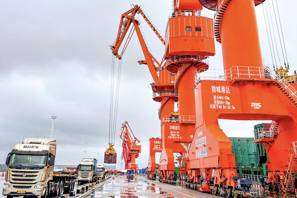 北部灣港防城港區(qū)正在進(jìn)行“直裝直提”作業(yè)。北部灣港防城港碼頭有限公司供圖