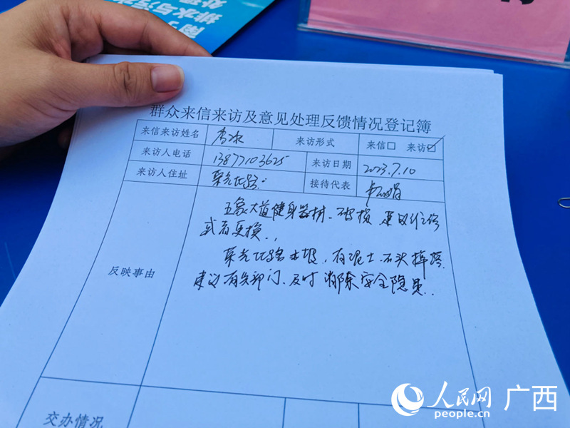 人大代表記錄選民反映的意見(jiàn)與建議。人民網(wǎng) 王功孝攝