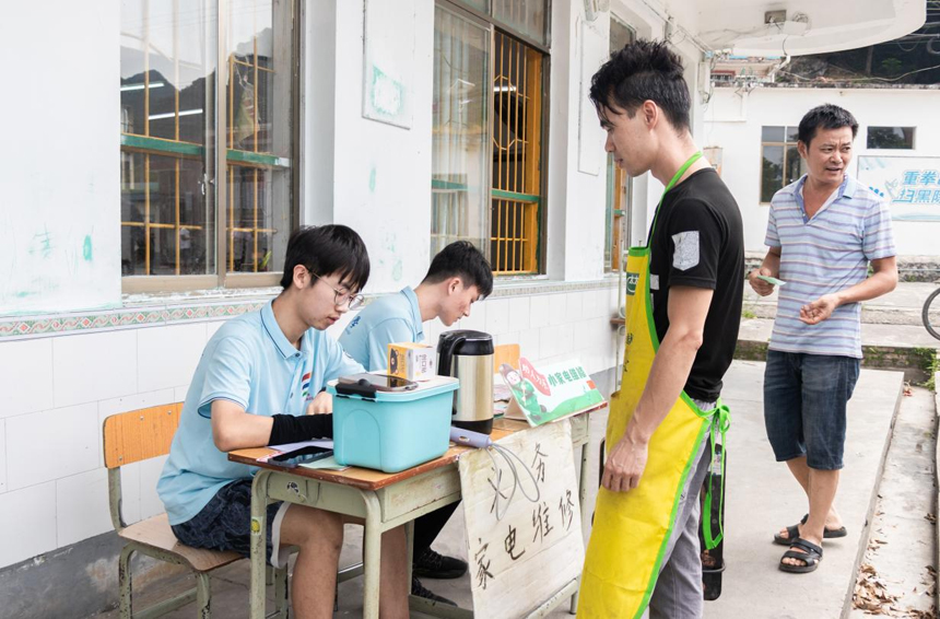 維修家電現(xiàn)場。