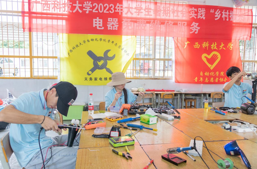 維修家電現(xiàn)場。