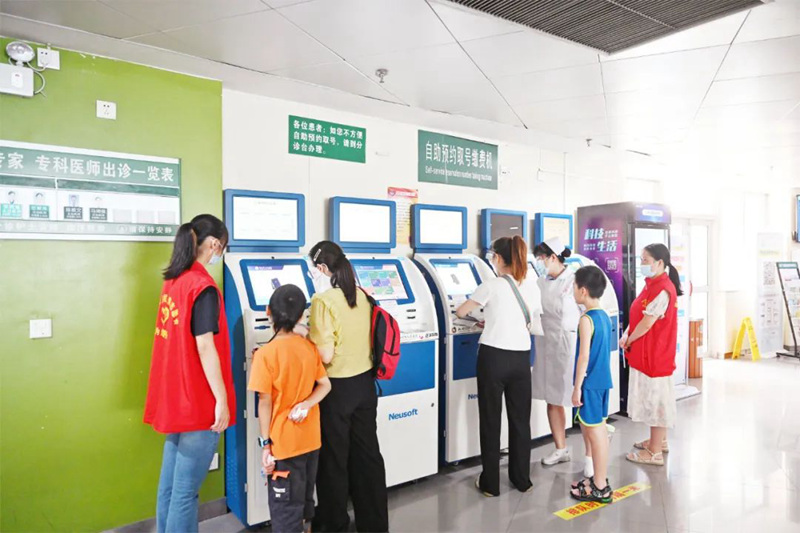 市民使用自助機(jī)辦理相關(guān)業(yè)務(wù)。柳州市人民醫(yī)院供圖