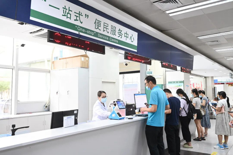 柳州市人民醫(yī)院“一站式”便民服務(wù)中心。柳州市人民醫(yī)院供圖