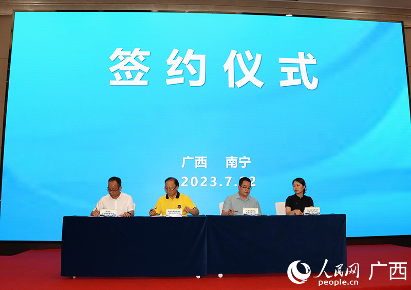 現(xiàn)場(chǎng)簽約。人民網(wǎng) 付華周攝