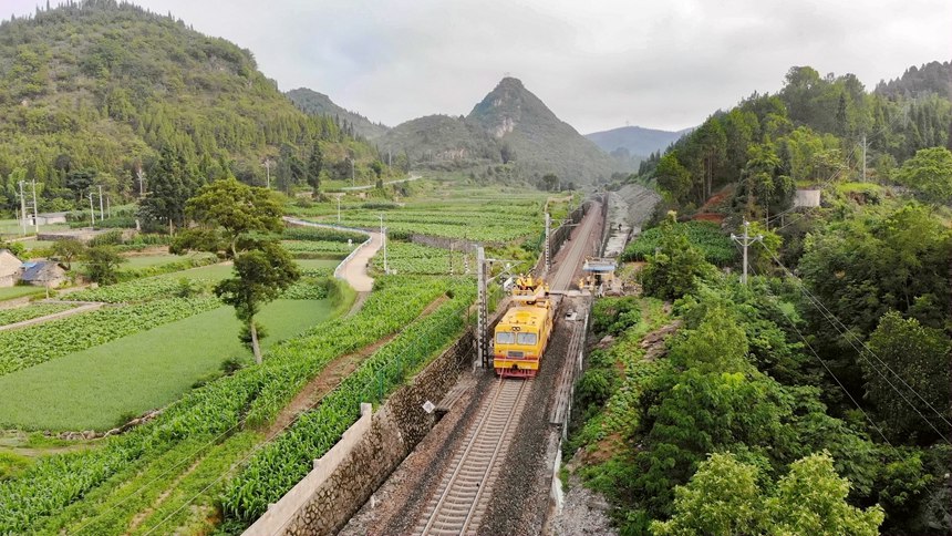 接觸網(wǎng)放線車正在區(qū)間進行承力索放線作業(yè)。