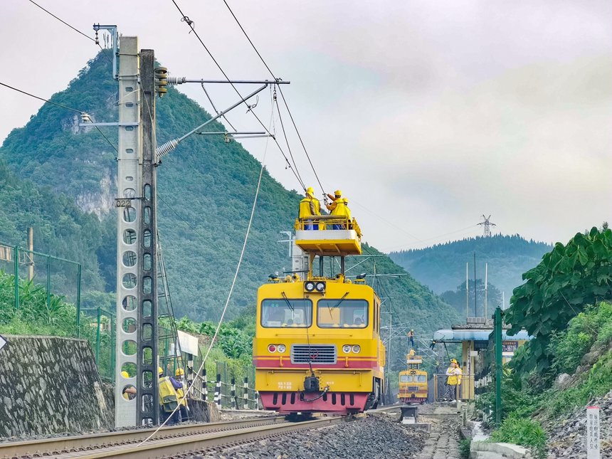 施工作業(yè)人員正在對承力索進(jìn)行更換作業(yè)。
