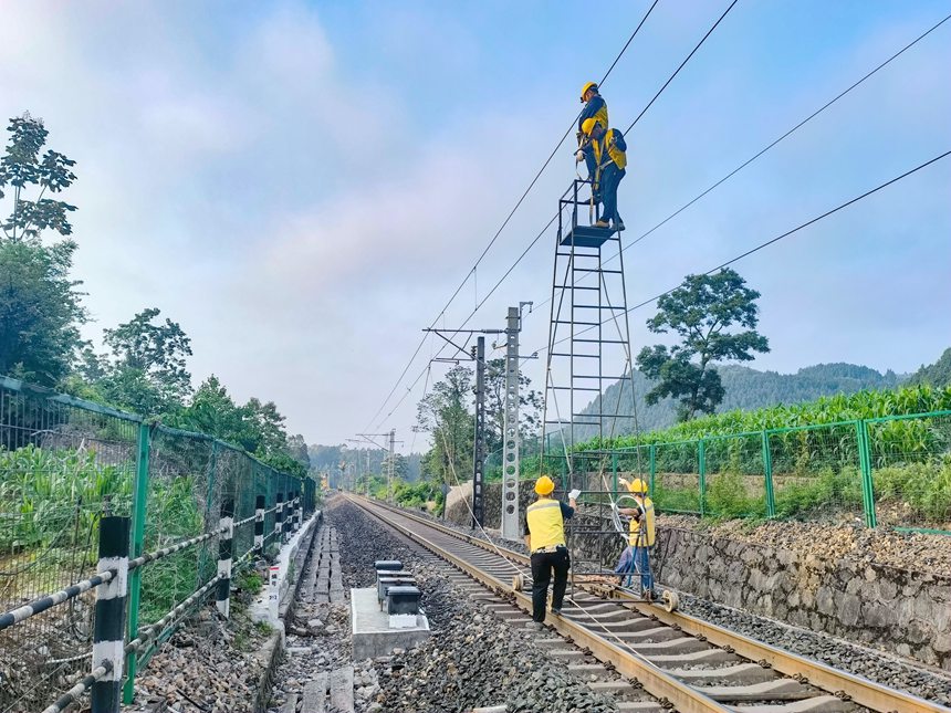 施工作業(yè)人員正在進(jìn)行承力索放線(xiàn)作業(yè)。