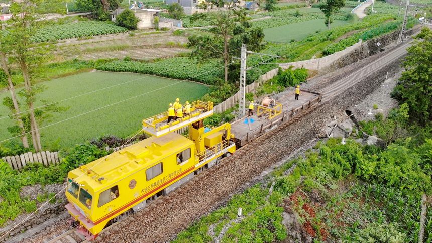 施工作業(yè)人員正在用接觸網(wǎng)放線車進行放線作業(yè)。