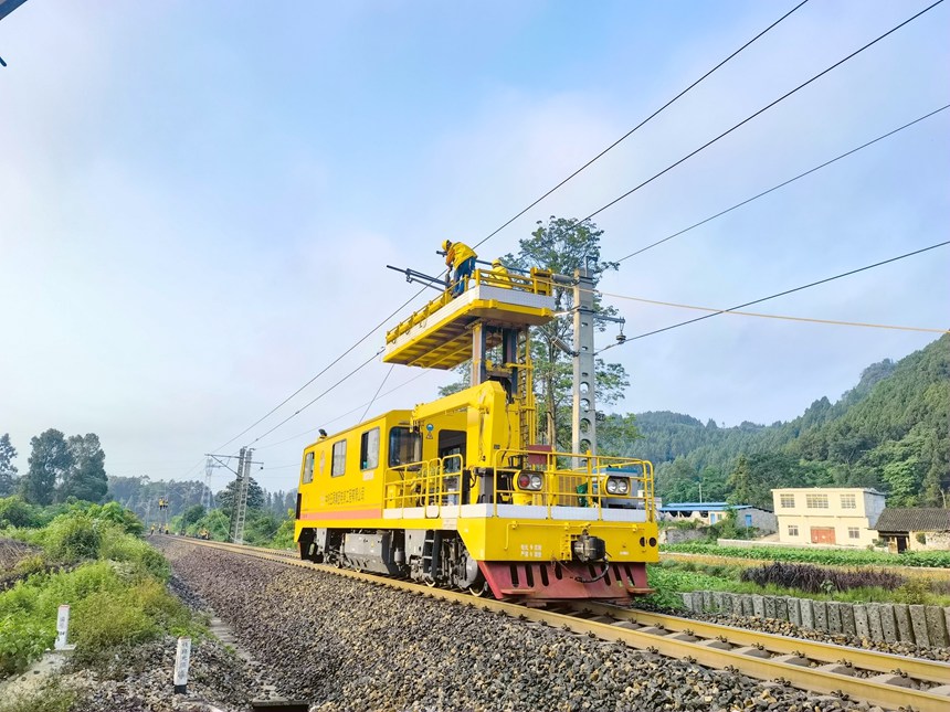 施工作業(yè)人員正在利用接觸網(wǎng)作業(yè)車對安龍至龍廣區(qū)間的承力索進(jìn)行更換作業(yè)。