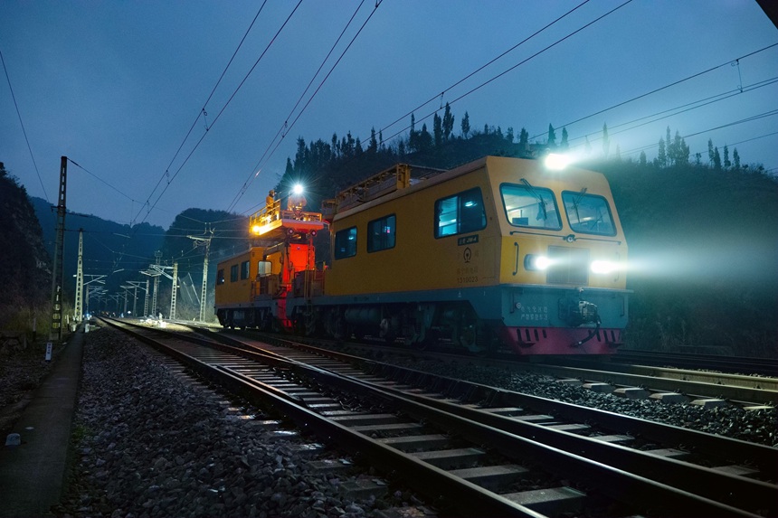 作業(yè)人員正在使用接觸網(wǎng)軌道車對接觸網(wǎng)設(shè)備進(jìn)行巡檢。