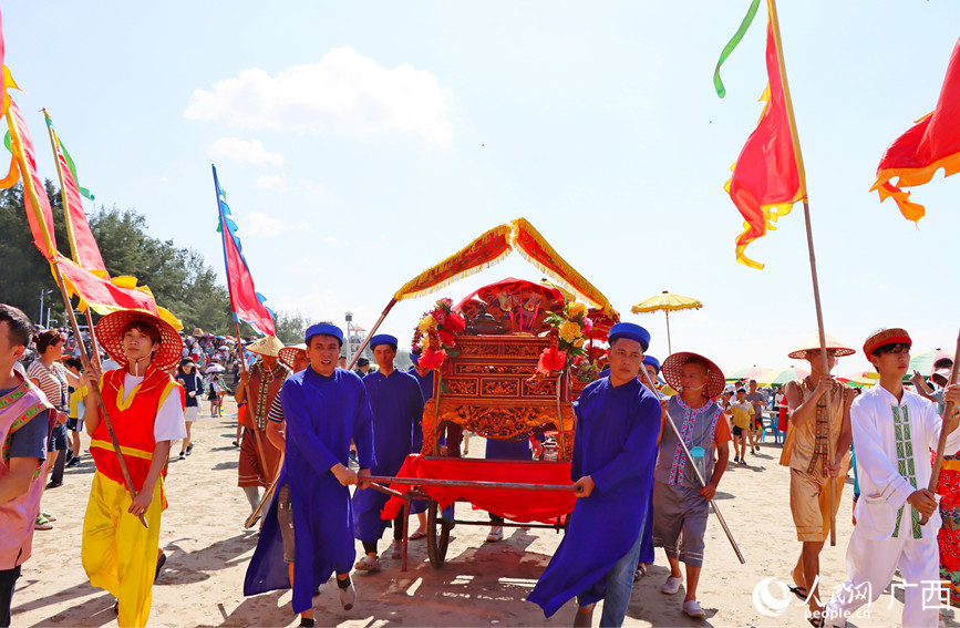 迎神隊伍一路浩浩蕩蕩。