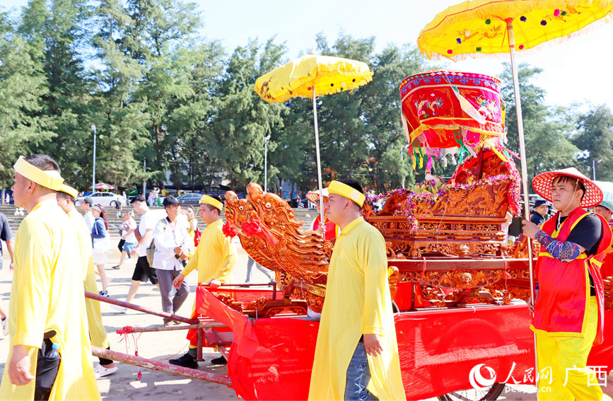 迎神隊伍一路浩浩蕩蕩。