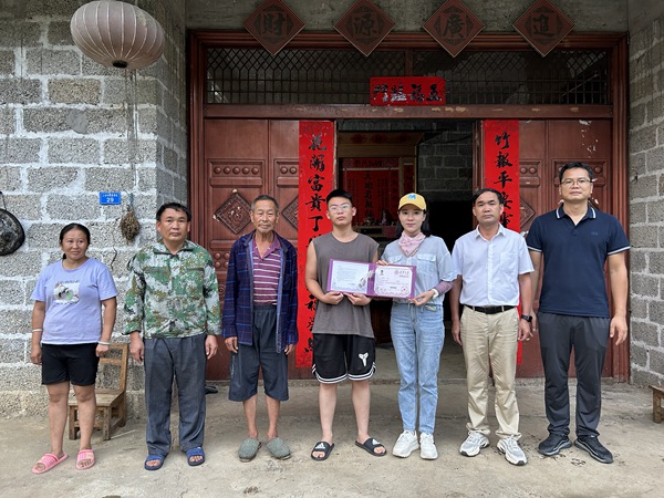 譚艷艷和楊天亮及父母老師一起合照。