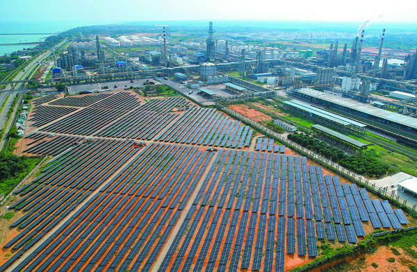北海煉化的光伏項(xiàng)目于2022年9月27日正式并網(wǎng)發(fā)電，每年可發(fā)綠電約2300萬千瓦時(shí)，節(jié)約標(biāo)煤近7000噸/年，減少碳排放近2萬噸。北海煉化供圖