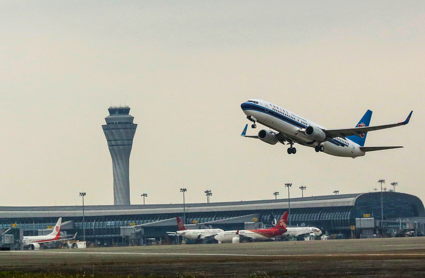 民航客機(jī)在南寧吳圩國(guó)際機(jī)場(chǎng)有序起降。林軍攝