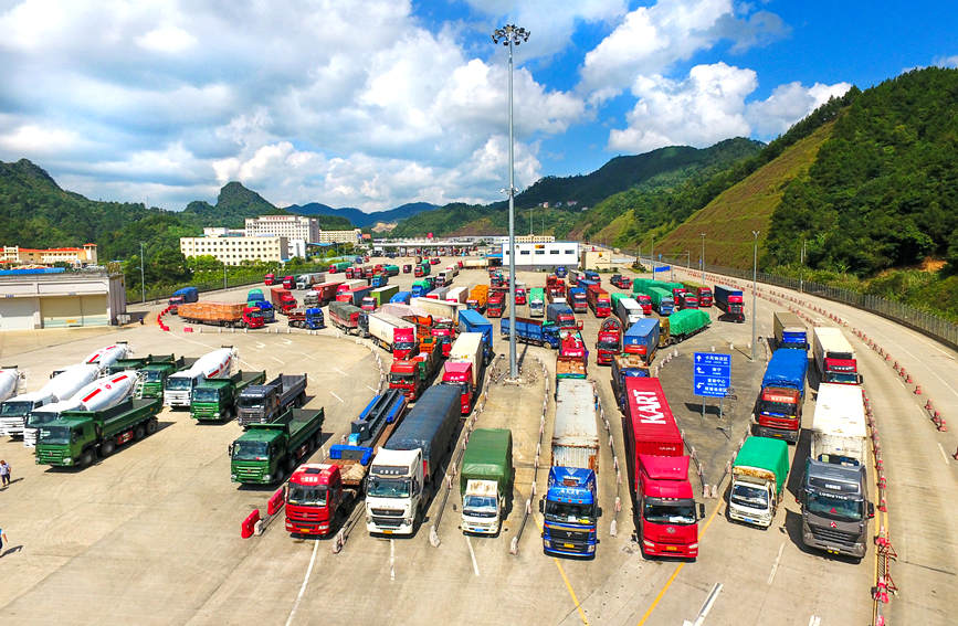 憑祥保稅港區(qū)內(nèi)，大貨車有序等候通關(guān)。廣西商務(wù)廳供圖