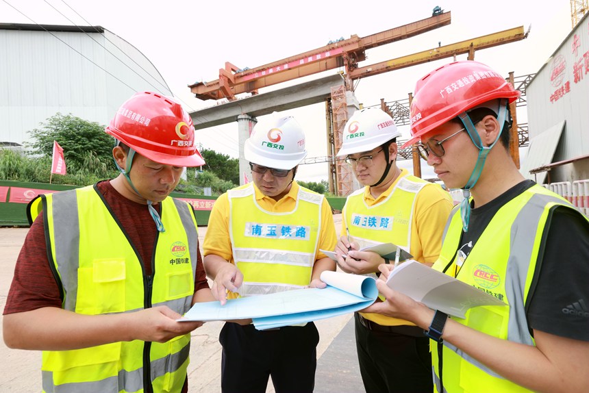 工作人員在進(jìn)行技術(shù)總結(jié)。陸新健攝