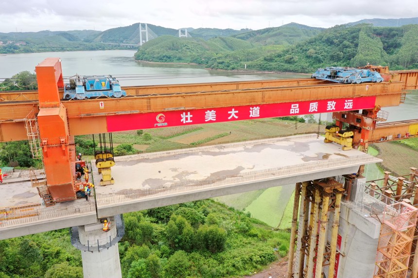 南玉鐵路最后一孔預(yù)制箱梁完成架設(shè)。陸新健攝