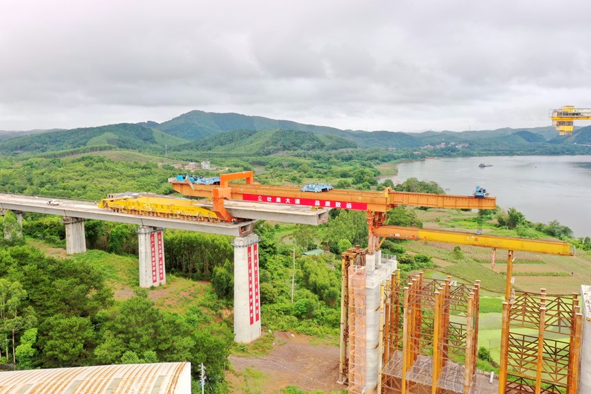箱梁架設(shè)中。陸新健攝