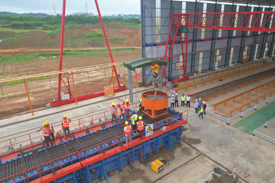 混凝土澆筑。蘭欣杰攝