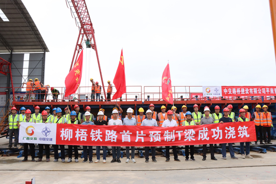 首片梁成功預(yù)制。蔡艷攝