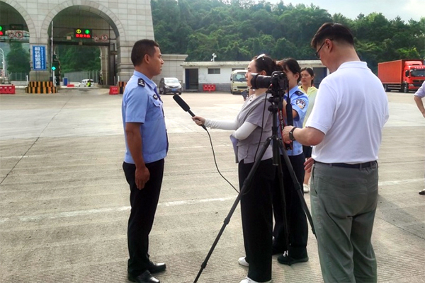 友誼關(guān)邊檢站相關(guān)負(fù)責(zé)人介紹出入境車輛快捷通關(guān)模式應(yīng)用情況