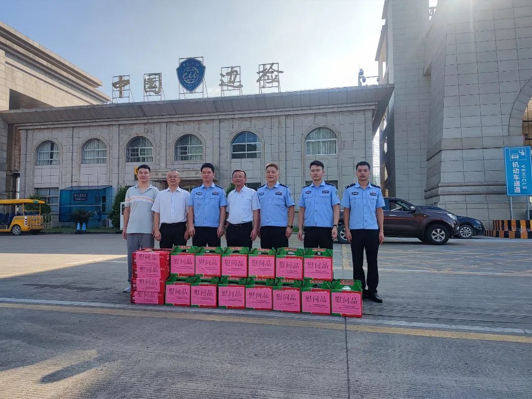 慰問(wèn)組到友誼關(guān)出入境邊防檢查站執(zhí)勤隊(duì)開展慰問(wèn)