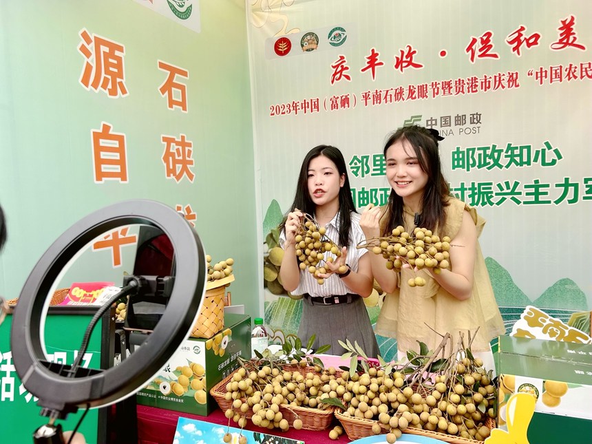 電商進行直播帶貨。陳榕玲攝