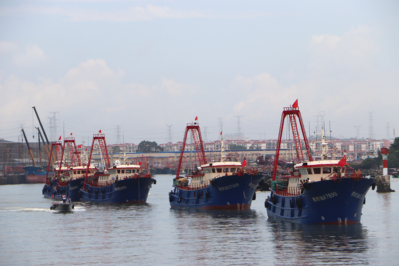 漁船集中啟航。