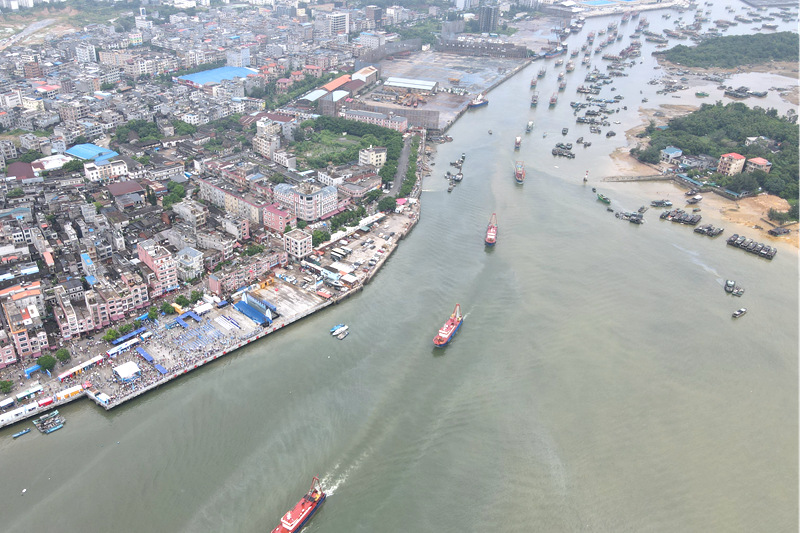 航拍漁船集中啟航。何善權(quán)