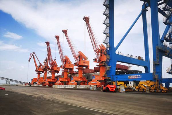 鐵山港碼頭正在卸貨的遠(yuǎn)洋貨輪。人民網(wǎng)記者 李棟攝