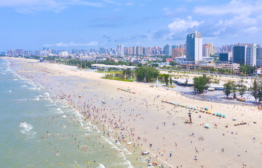 北海銀灘景區(qū)吸引各地游客前來嬉水。人民網(wǎng)記者 嚴(yán)立政攝