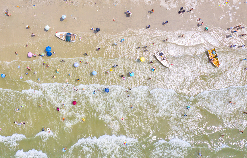 北海銀灘景區(qū)吸引各地游客前來嬉水。人民網(wǎng)記者 嚴(yán)立政攝