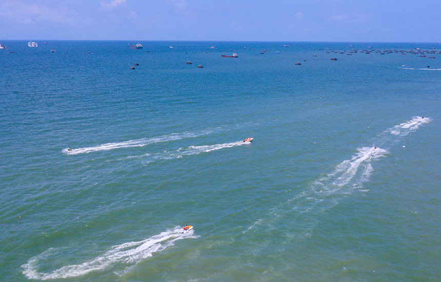 空中俯瞰北海銀灘景區(qū)，碧海藍(lán)天，美不勝收。人民網(wǎng)記者 嚴(yán)立政攝