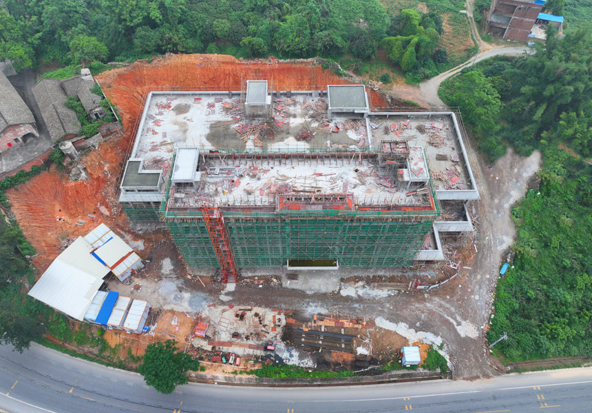 興業(yè)茶現(xiàn)代農(nóng)業(yè)示范區(qū)主體項(xiàng)目施工現(xiàn)場(chǎng)。