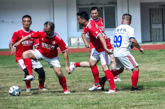 “桂林米粉”足球隊出征貴州“村超”前訓練。滕嘉攝