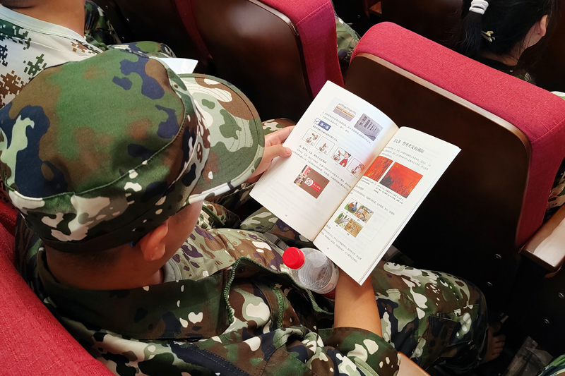 認(rèn)真閱讀。龍浩攝