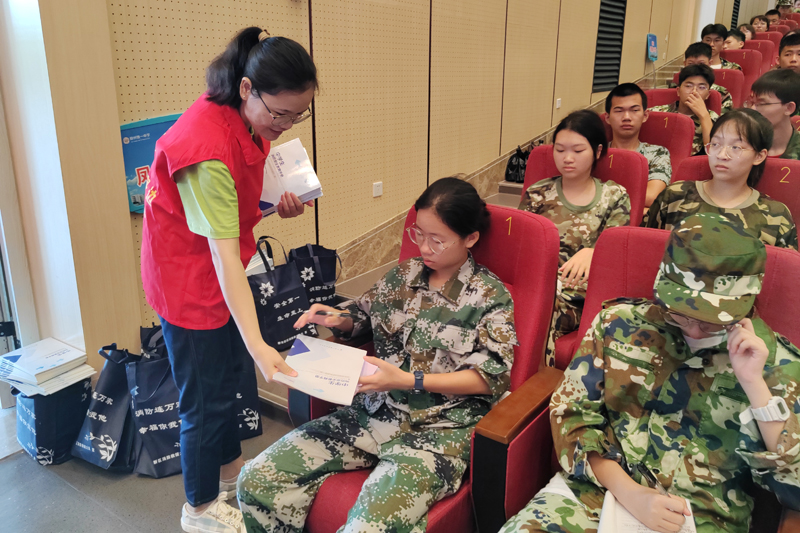 發(fā)放消防知識讀本。龍浩攝