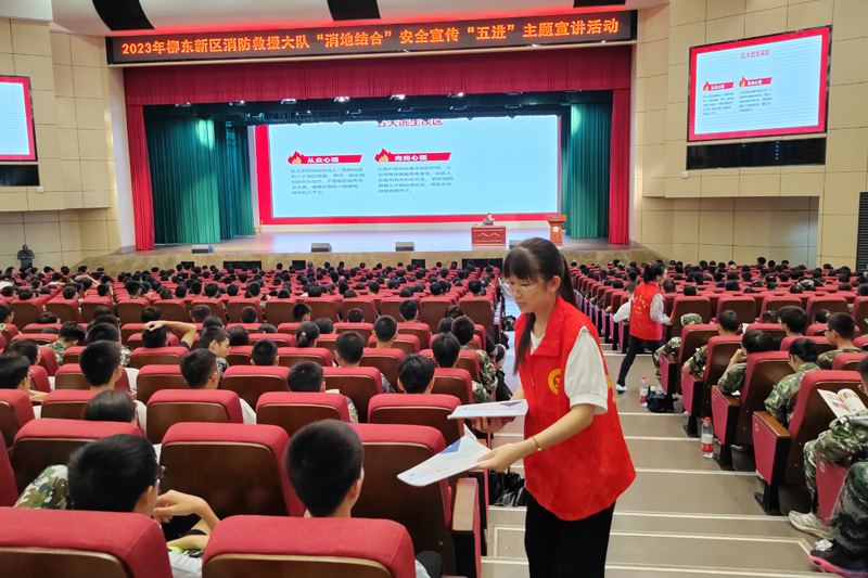 發(fā)放消防知識讀本。龍浩攝