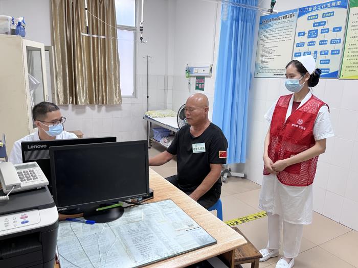 醫(yī)院里志愿者對(duì)有需求的老年患者實(shí)行“一對(duì)一陪檢”服務(wù)。橫州市衛(wèi)健局供圖