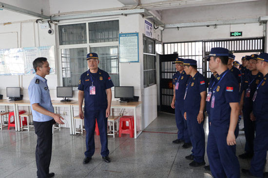 到鐘山監(jiān)獄參觀。賀州消防供圖